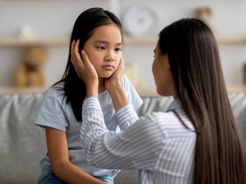 子どもを諭す母親