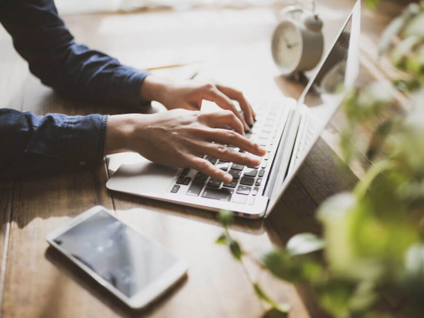 在宅ワークで仕事をする人